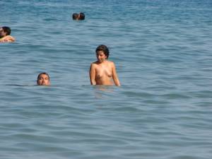 2008, Greece Rhodos Italian short girl with her tall bf x27n7djvdmiq1.jpg
