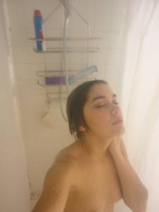 Earbuds and shower tits (22 pics)-57dm5f803t.jpg