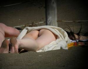 Spying Beach Couple With No Underwear Girl37dp9iqzyf.jpg