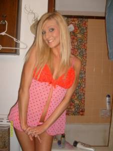 Sexy Blonde shows her Fantastic Body (36 pics)47dp8id3hh.jpg