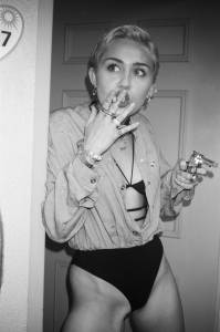 Miley Cyrus (27 Photos)67dqgi9b4s.jpg