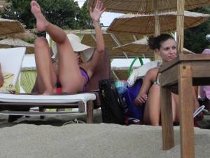 Spying 2 sexy girls on beach with amazing asses-67drrungit.jpg