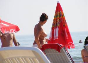 Topless Girls at Mamaia Beach (48 Pics)-17dvr8nh2n.jpg