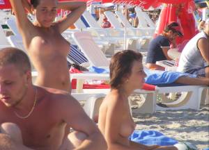 Topless-Girls-at-Mamaia-Beach-%2848-Pics%29-i7dvr8m745.jpg