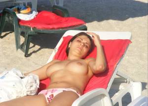 Topless Girls at Mamaia Beach (48 Pics)-q7dvr8i5iv.jpg