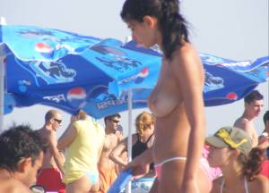 Topless-Girls-at-Mamaia-Beach-%2848-Pics%29-f7dvr854jr.jpg