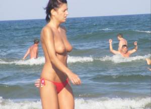 Topless-Girls-at-Mamaia-Beach-%2848-Pics%29-y7dvr89fyo.jpg
