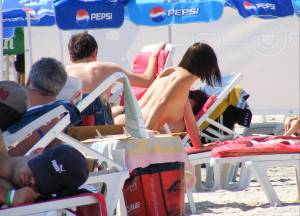 Topless Girls at Mamaia Beach (48 Pics)-67dvr98iao.jpg