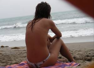 Amazing-Topless-Girl-on-the-Beach-%2845-Pics%29-b7dvu89w6k.jpg