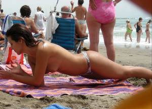 Amazing-Topless-Girl-on-the-Beach-%2845-Pics%29-37dvu7tsty.jpg