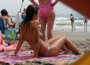 Amazing Topless Girl on the Beach (45 Pics)-f7dvu7r5xm.jpg