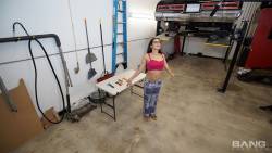 Xaya-Lovelle-Is-A-Hippie-Chick-That-Will-Fuck-To-Get-Her-Car-Fixed-47dw9b1x35.jpg
