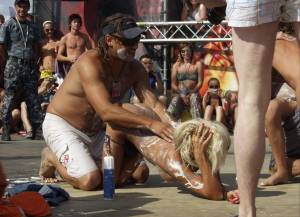 Party on a Stage in Kazantip (26 Pics)w7dx6fi0si.jpg