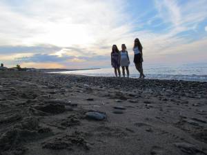 3 Amateur Girls On Vacation [x807]-p7ehdvuyqp.jpg