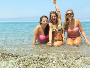 3 Amateur Girls On Vacation [x807]-g7ehe1fak6.jpg