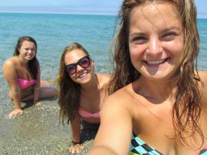 3 Amateur Girls On Vacation [x807]-f7ehe16cak.jpg