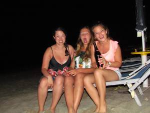 3 Amateur Girls On Vacation [x807]-27ehecb61j.jpg