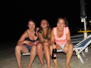 3 Amateur Girls On Vacation [x807]-q7ehecezc2.jpg
