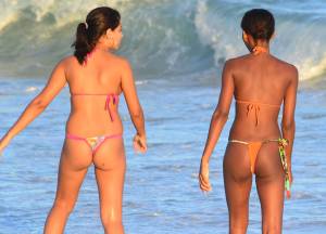 Spying-2-Girls-Beach-and-Small-Bikini-HQ-%5Bx48%5D-f7e4m4ghrh.jpg
