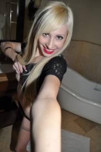 Sexy-Amateur-Blonde-Selfies-%5Bx154%5D-i7e4nb5g5a.jpg