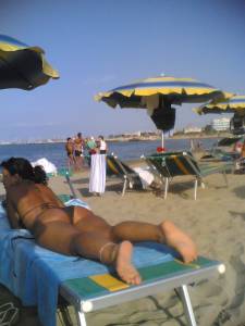 Italiana-Mom-On-The-Beach-g7e4pnsu2d.jpg
