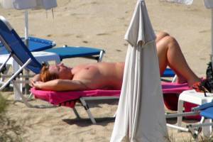 Large redhead woman in bikini in Agia Anna beach, Naxos-x7e4pvu41e.jpg