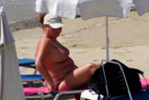 Large redhead woman in bikini in Agia Anna beach, Naxos-57e4pwpxnu.jpg