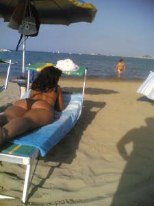 Italiana Mom On The Beach-a7e4pn5cpn.jpg