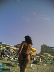 Italiana Mom On The Beach-a7e4pn9xgo.jpg