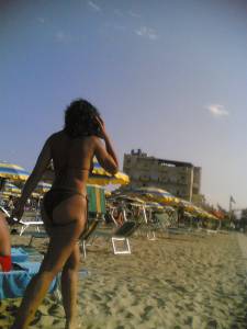 Italiana Mom On The Beach-k7e4pn7mhh.jpg