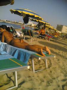 Italiana Mom On The Beach-p7e4pnp3oj.jpg