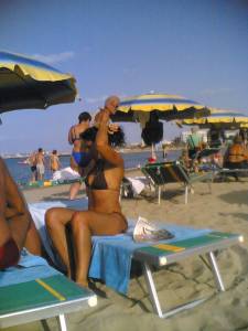 Italiana-Mom-On-The-Beach-h7e4pnm4nv.jpg