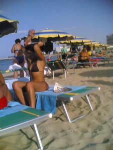 Italiana-Mom-On-The-Beach-n7e4pnlfyh.jpg