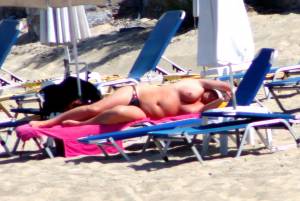 Large redhead woman in bikini in Agia Anna beach, Naxos-h7e4px1mji.jpg