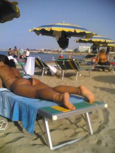 Italiana Mom On The Beach-g7e4pnq0kf.jpg