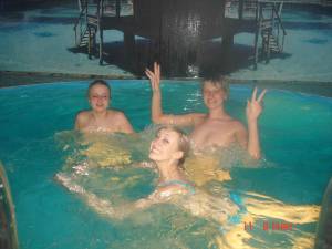 Teengirls im Pool [x49]e7elltngzt.jpg