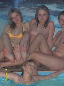 Teengirls im Pool [x49]d7elluhumy.jpg