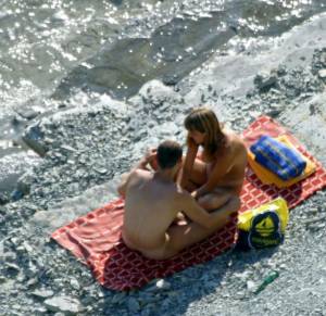 Spying a couple having sex on beach [x30]-m7enhurqvm.jpg