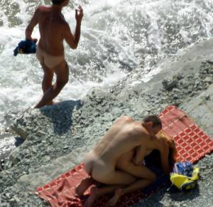 Spying a couple having sex on beach [x30]-a7enhun6xk.jpg