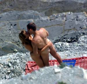 Spying a couple having sex on beach [x30]-b7enhu4mna.jpg