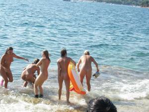 Group of friends on vacation x92-57enmpinnq.jpg