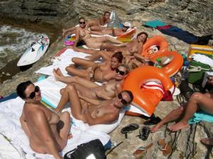 Group of friends on vacation x92-47enmoo1ry.jpg