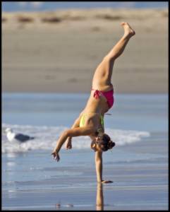 Woman in bikini running around on the beach-a7fae10ofs.jpg