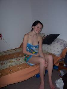Skinny Young Virgin Brunette Posing Naked (75 Pics)-27fam6mm4v.jpg