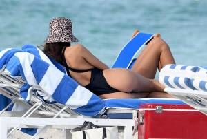 Emily Ratajkowski - Topless Candids on the Beach in Miami-l7fgdsh4k4.jpg