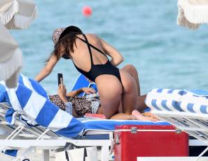 Emily Ratajkowski - Topless Candids on the Beach in Miami-f7fgdsfy5v.jpg