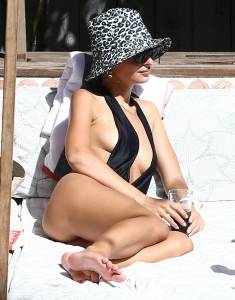Emily Ratajkowski - Sexy Monokini Candids by the Pool in Miami-y7fgdxmrgk.jpg