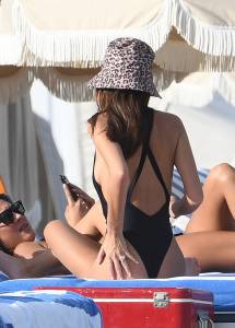 Emily Ratajkowski - Topless Candids on the Beach in Miami-27fgdrxky4.jpg