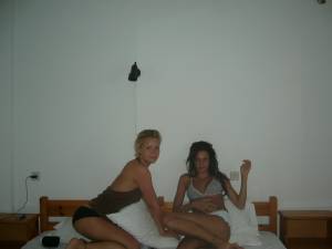 Hot-Blonde-and-Brunette-holiday-fun-%5Bx49%5D-67f7i8km6y.jpg