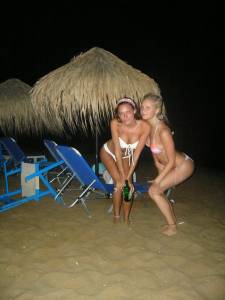 Hot-Blonde-and-Brunette-holiday-fun-%5Bx49%5D-w7f7i9ebde.jpg